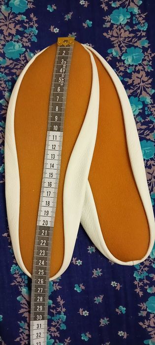 Шкіряні чешки, 39 та 40розмір. Спеціальна прогумована підошва.