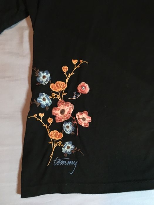 Camisola Tommy preta bordados flores (L) [ULTIMO PREÇO]