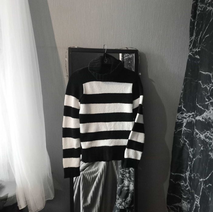 Sweter z golfem w biało czarne paski