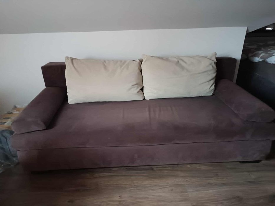 Sofa rozkładana z poduszkami