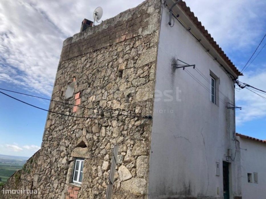 Moradia Térrea com 1º Andar e Quintal Privativo em Zona Residencial...