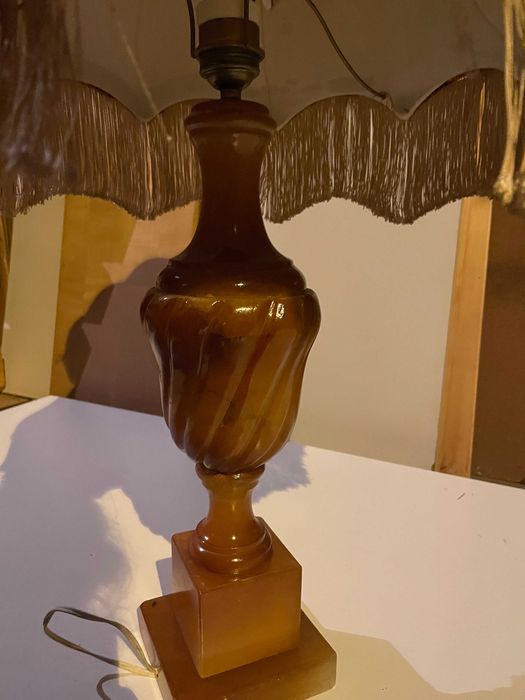 Luminária Vintage - Base Marmorizada e Abat-jour – Elegância Clássica