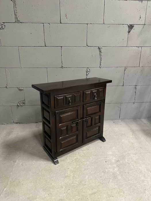 Дубовий комод з кованою фурнітурою.