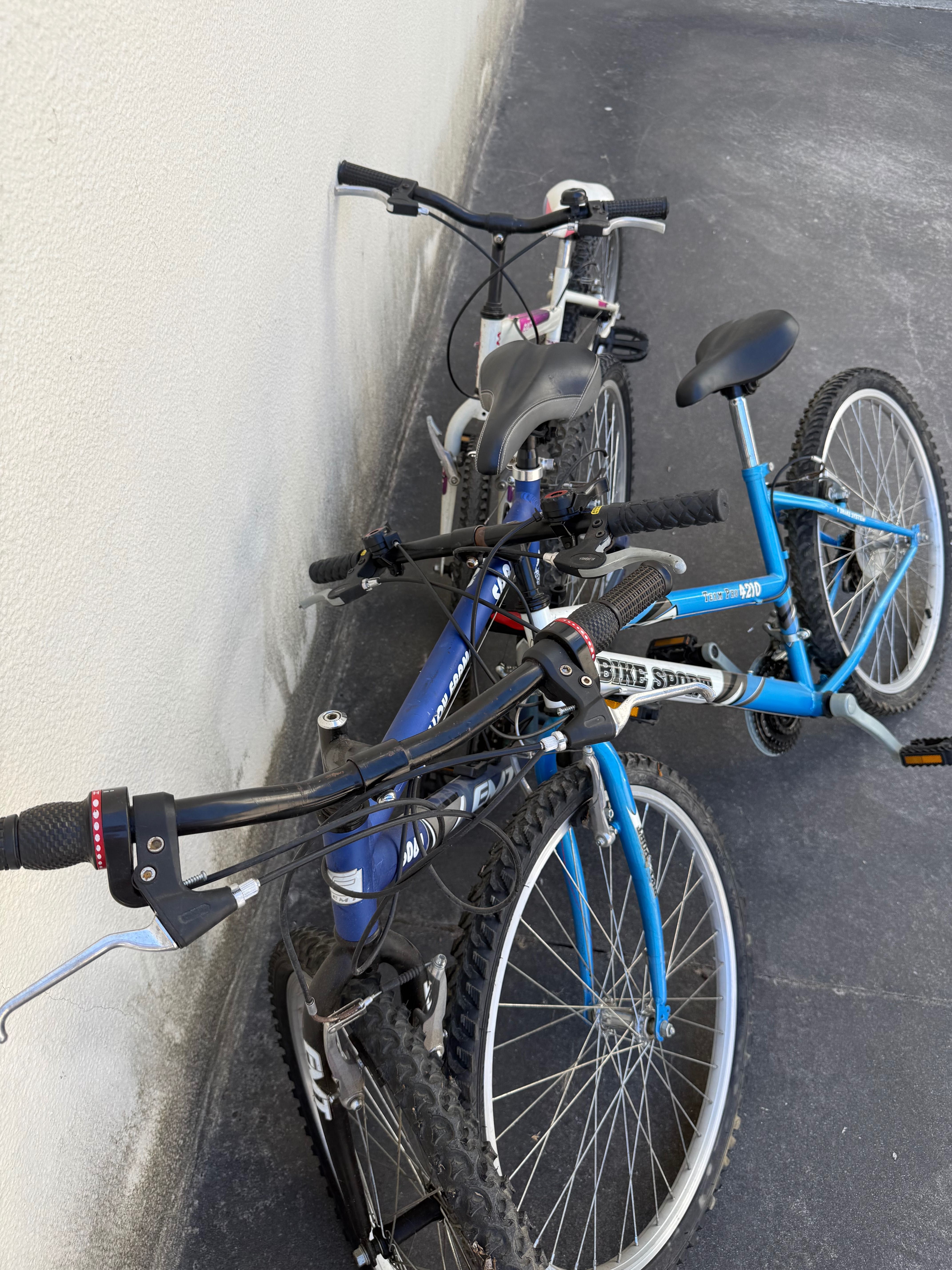 Bicicletas duas pouco uso