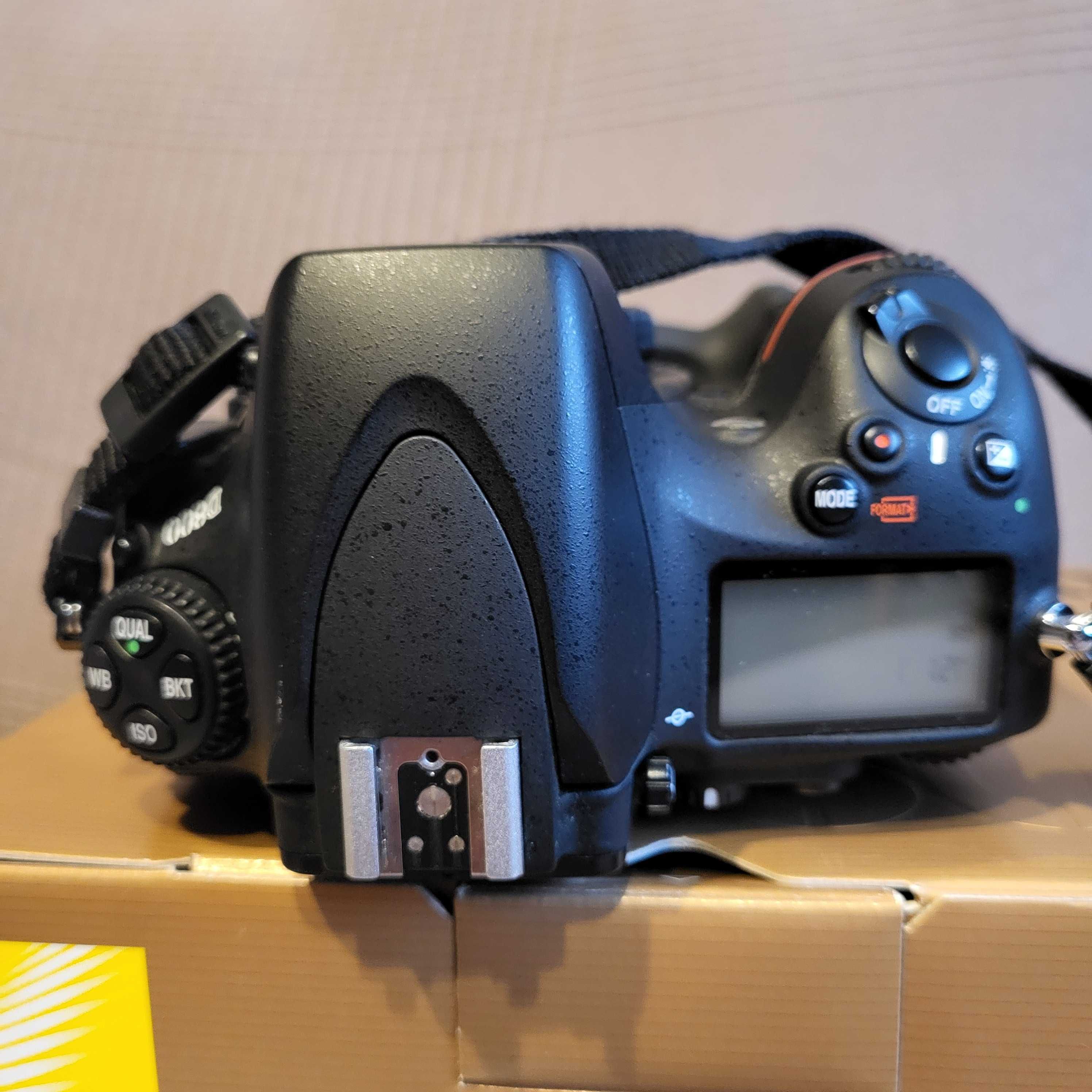 Nikon D800 z oryginalnym  uchwytem MB-D12