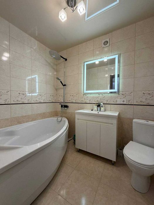 Продається простора 3-кімнатна квартира в обжитій новобудові