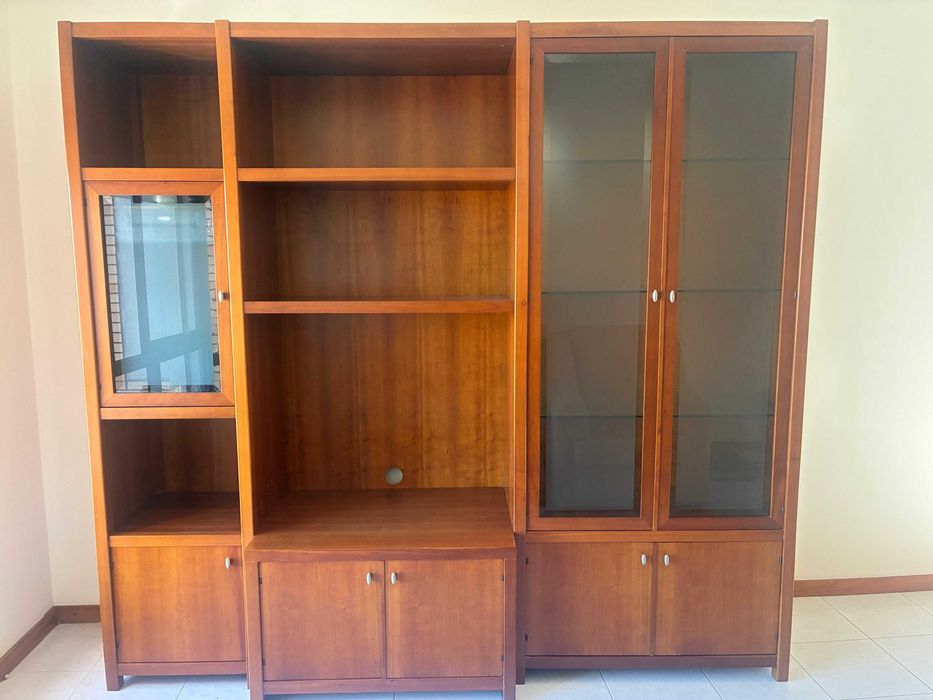 Móvel de sala em madeira de cerejeira com vitrinas de vidro