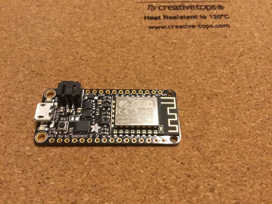 Макетная плата Перо Adafruit Feather HUZZAH ESP8266