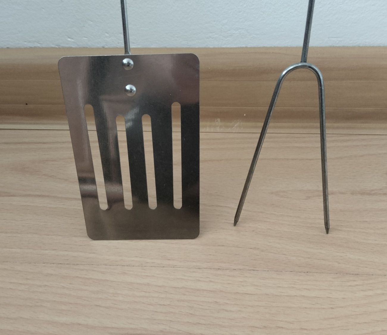 Akcesoria do grilla - przyrząd do obracania i widelec Grill Meister