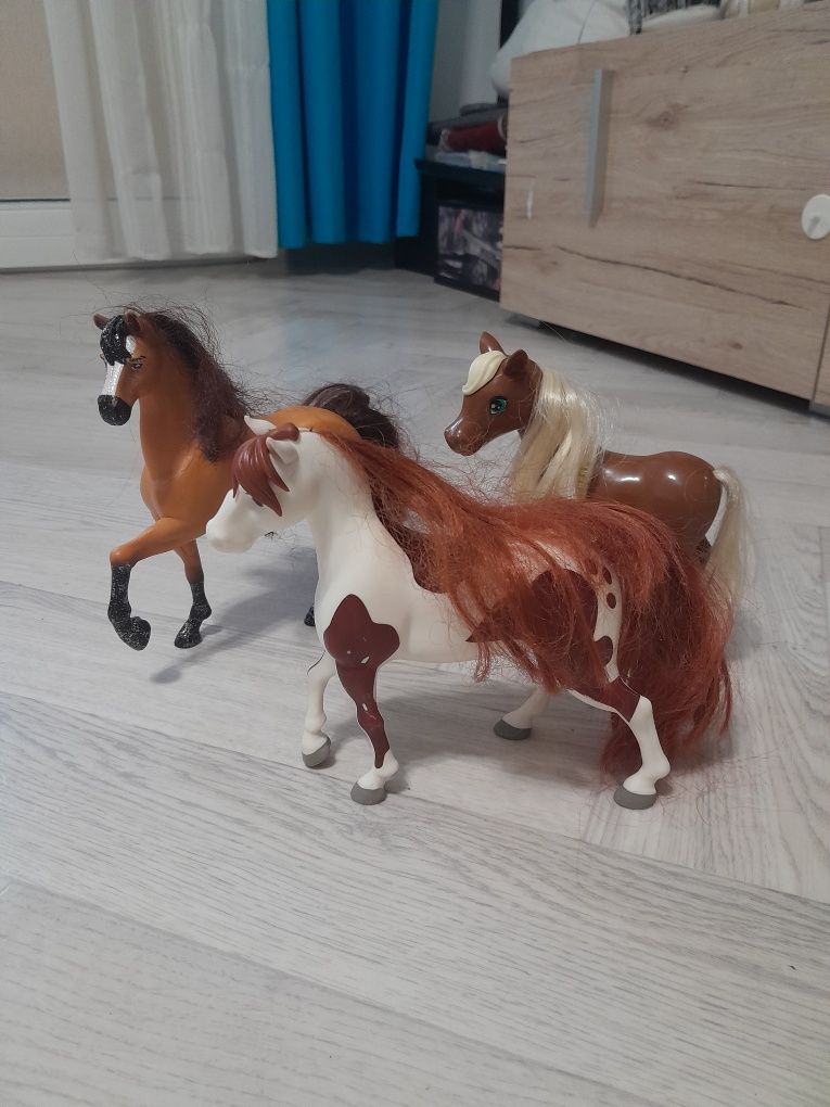 Trzy konie zabawki