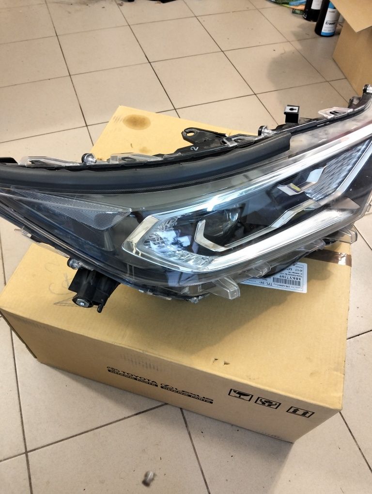 Lampa przednia prawa RAV4 v