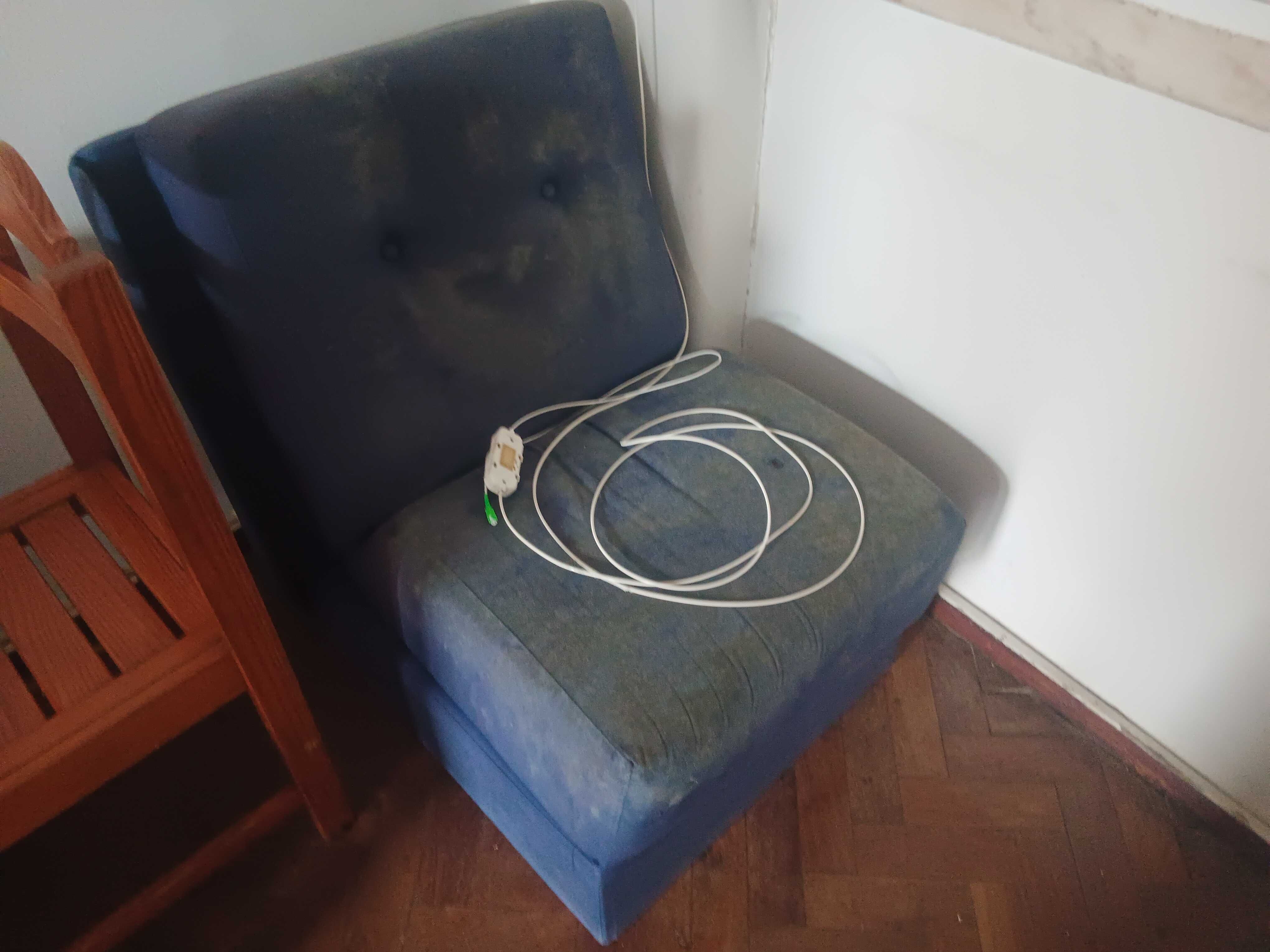 Mobilia antiga e sofás