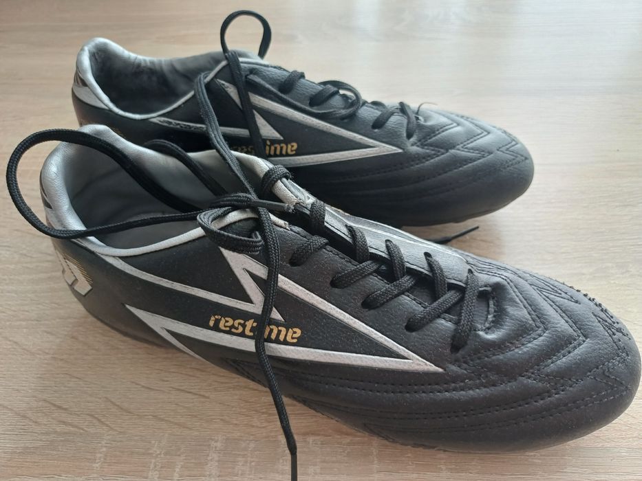 Бутси, копачки для футболу