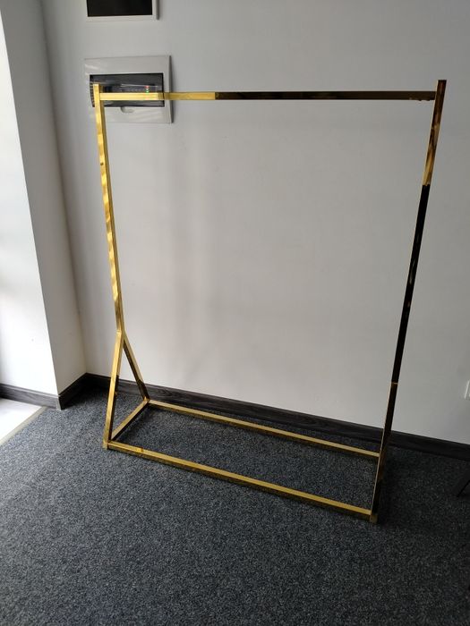 Stojak wieszak na ubrania do sklepu regał