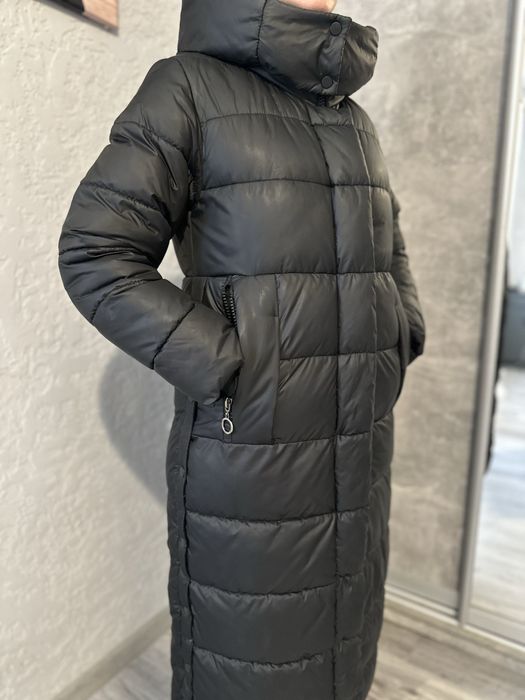 Жіночий довгий пуховик