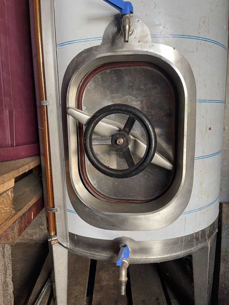 Vendo 2 Cubas de Vinho 600L e 200L