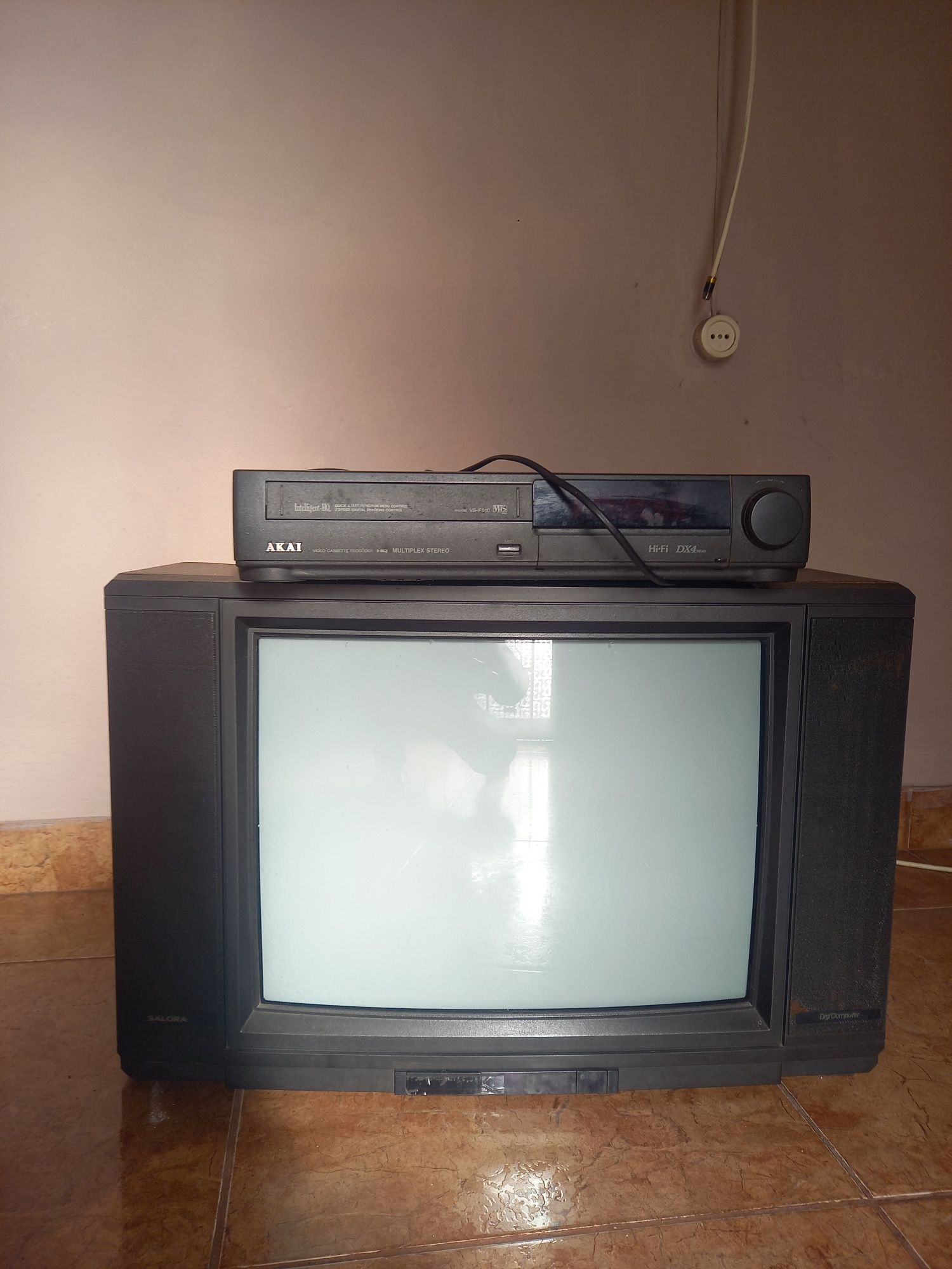 Televisão antiga com VHS - A FUNCIONAR