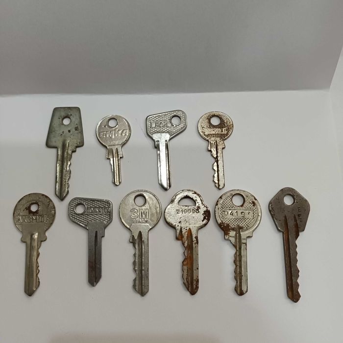 Ключи разные от дверей замков