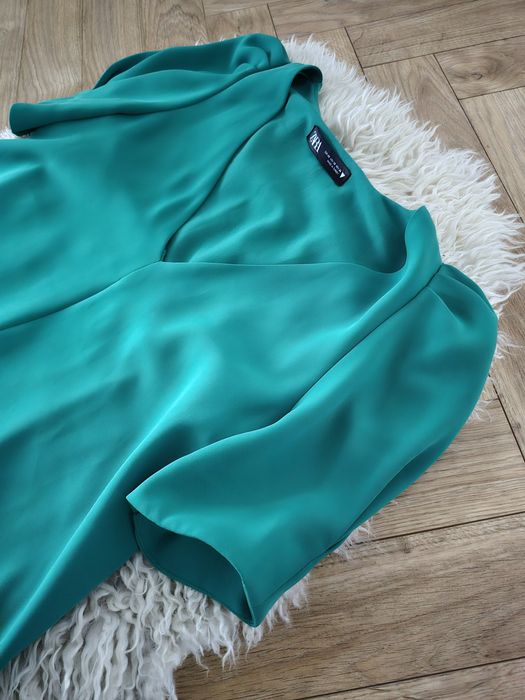 Butelkowa zieleń sukienka z bufkami krótki rękaw dekolt serek Zara XS