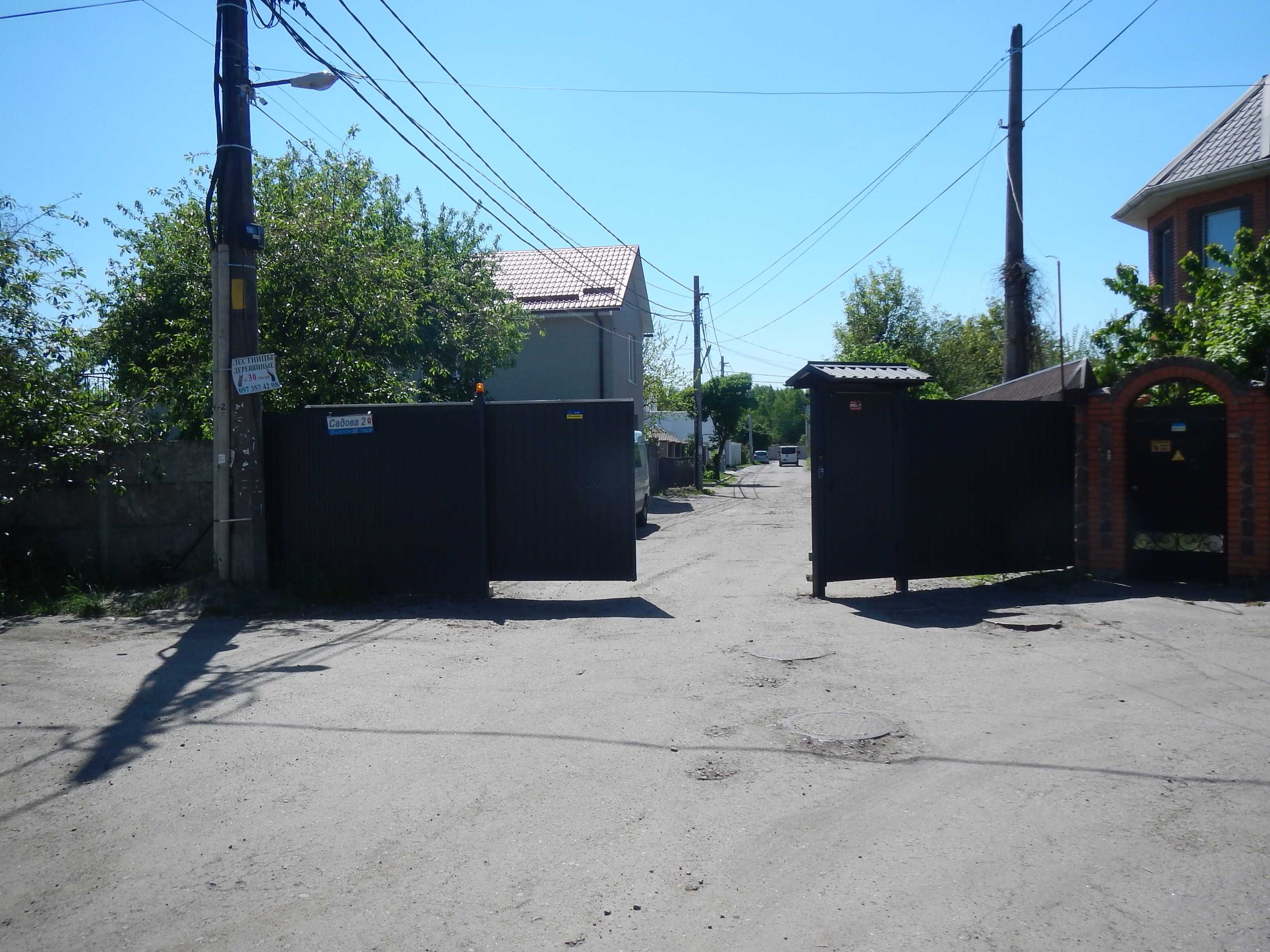 Нивки  ,5,5 соток ,охраняемый кот. городок , городские коммуникации!