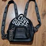 Guess czarny mały plecaczek plecak backpack logowany z napisem na rami