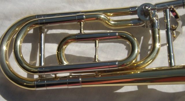 Trombone de vara tenor dourado