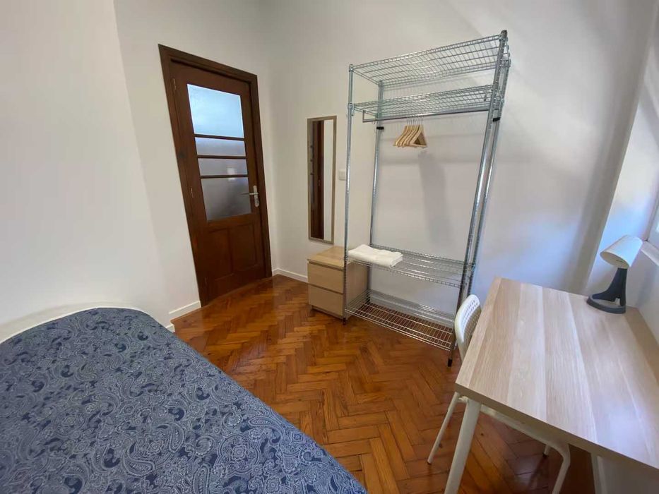 Quarto disponível, aluguel mensal aparte de 1 de Novembro.