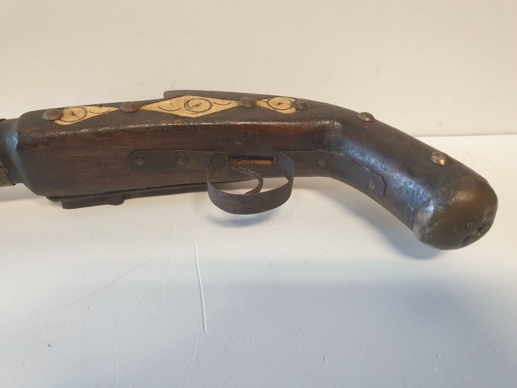 Para decoração: réplica de antiga pistola em madeira com embutidos