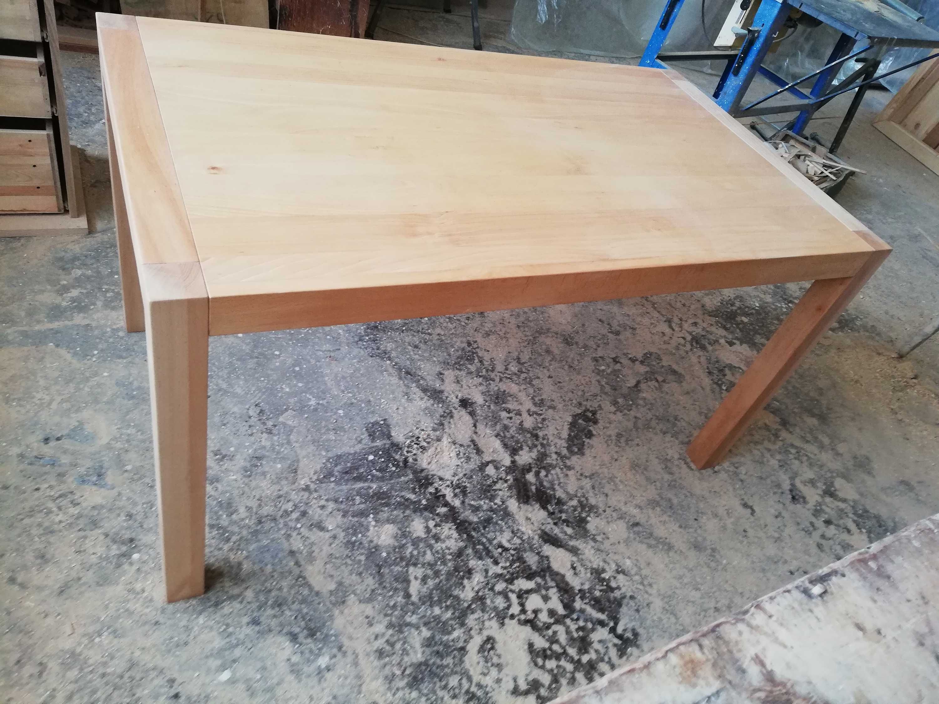 Stół z drewna bukowego