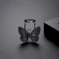 Каблучка метелик махає крилами