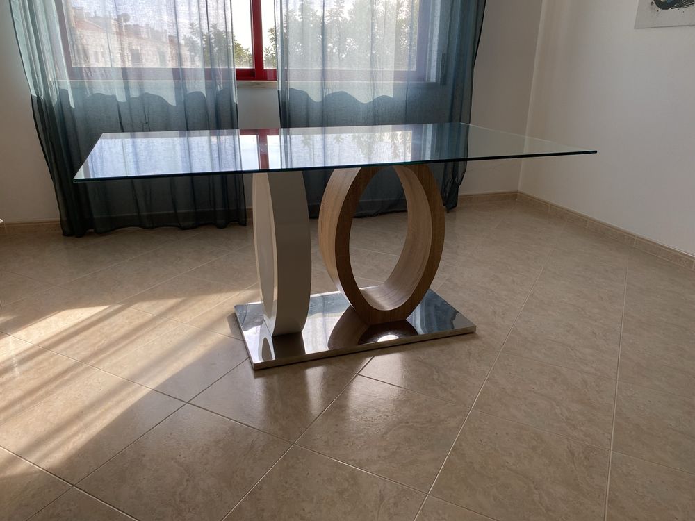 Mesa de jantar com tampo em vidro
