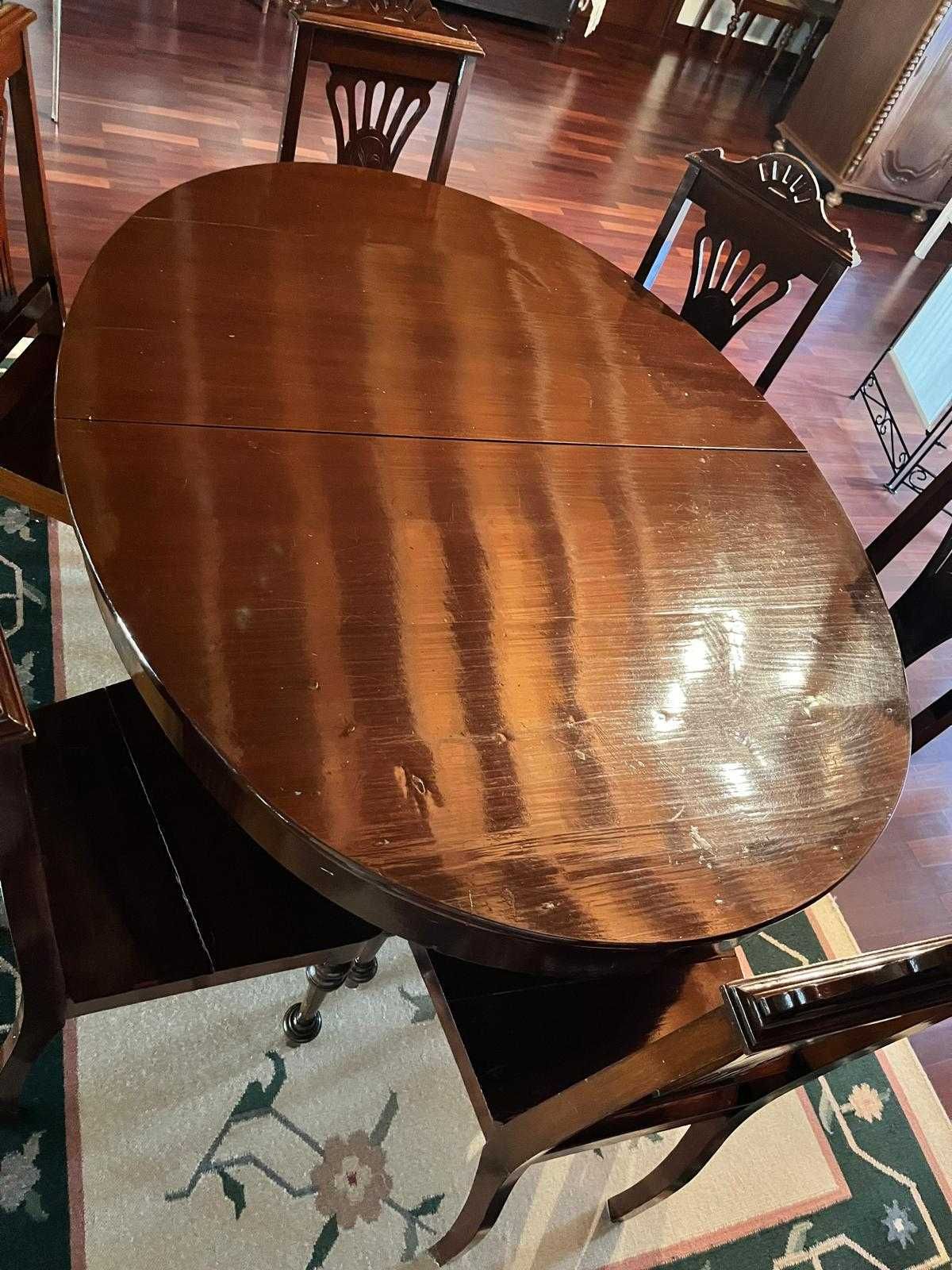 Conjunto de mesa e cadeira de madeira
