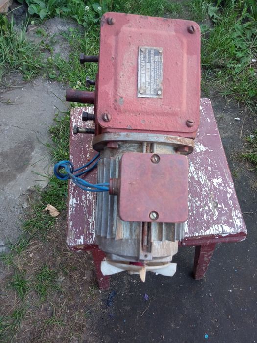 Редуктор з елекродвигуном