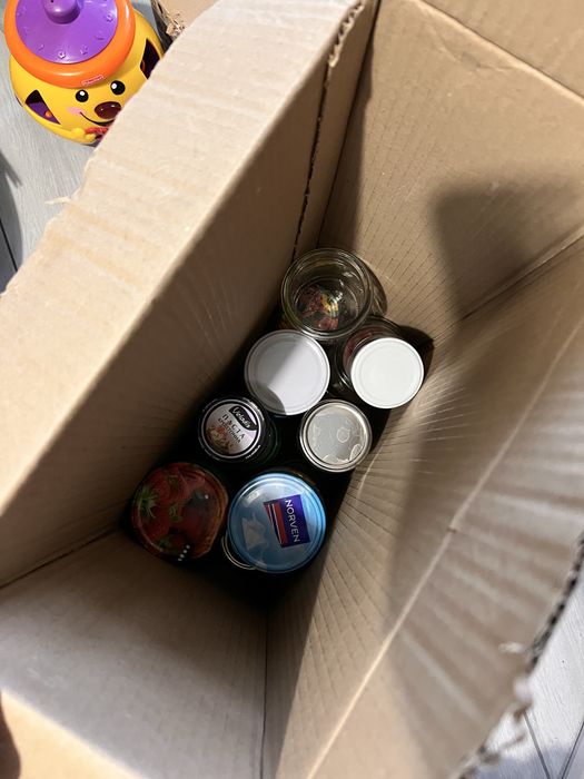 Скляні банки з-під консервації