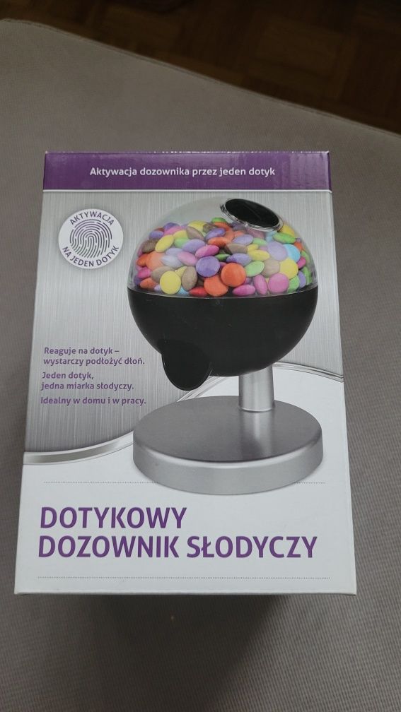 Dotykowy dozownik do słodyczy