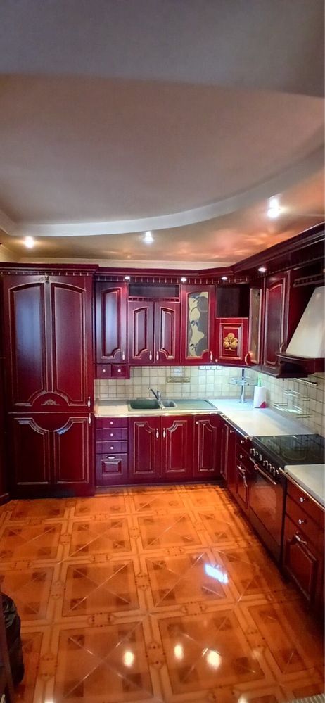 Кухня, спальня, двері, шкафи, комоди
