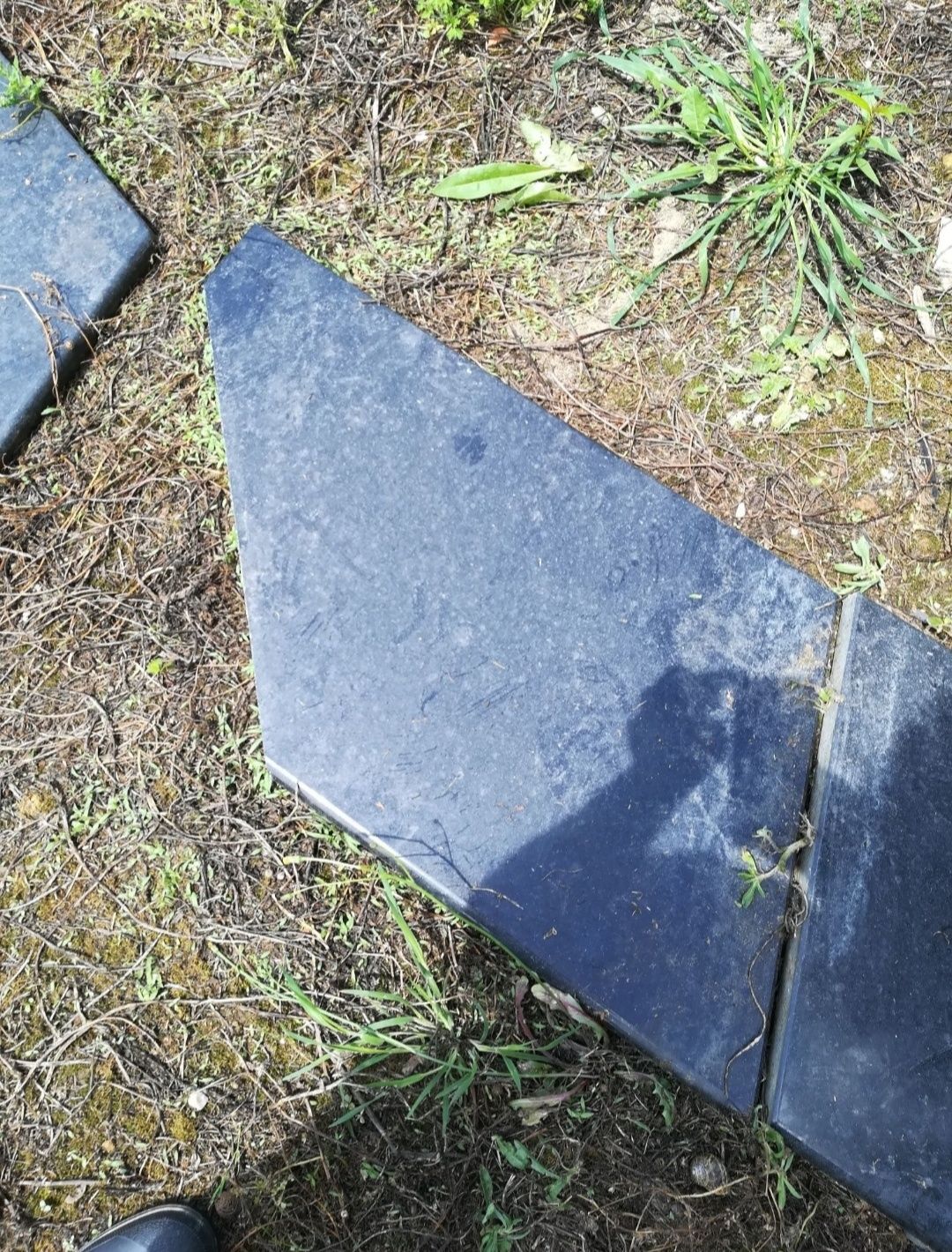 Várias pedras em granito preto polido