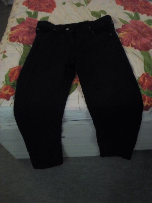Чёрные строгие джинсы.