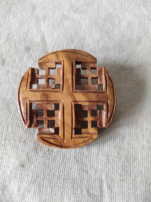 Krzyż Jerozolimski brosza drewno z drzewa oliwnego