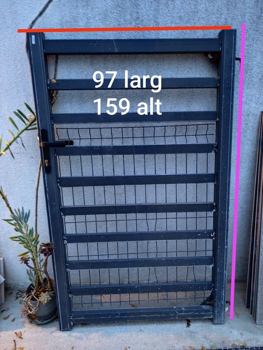 Portão de metal com chaves