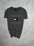 Сіра футболка Tommy Hilfiger із масивним брендингом