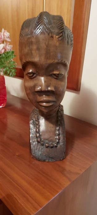 Busto em madeira