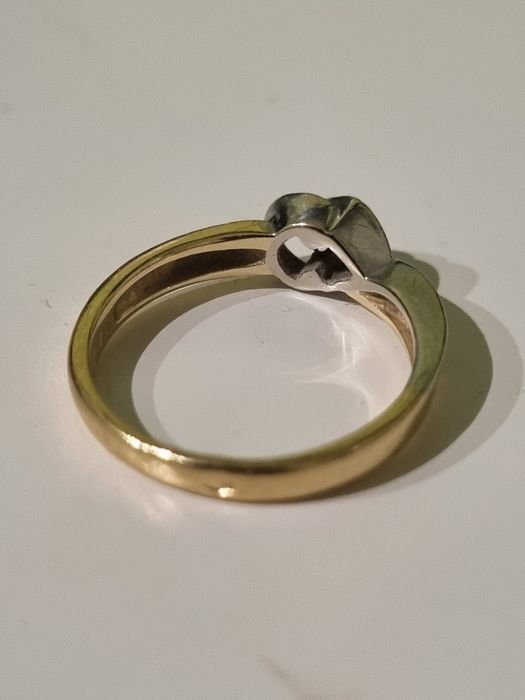 złoty pierścionek z diamentem