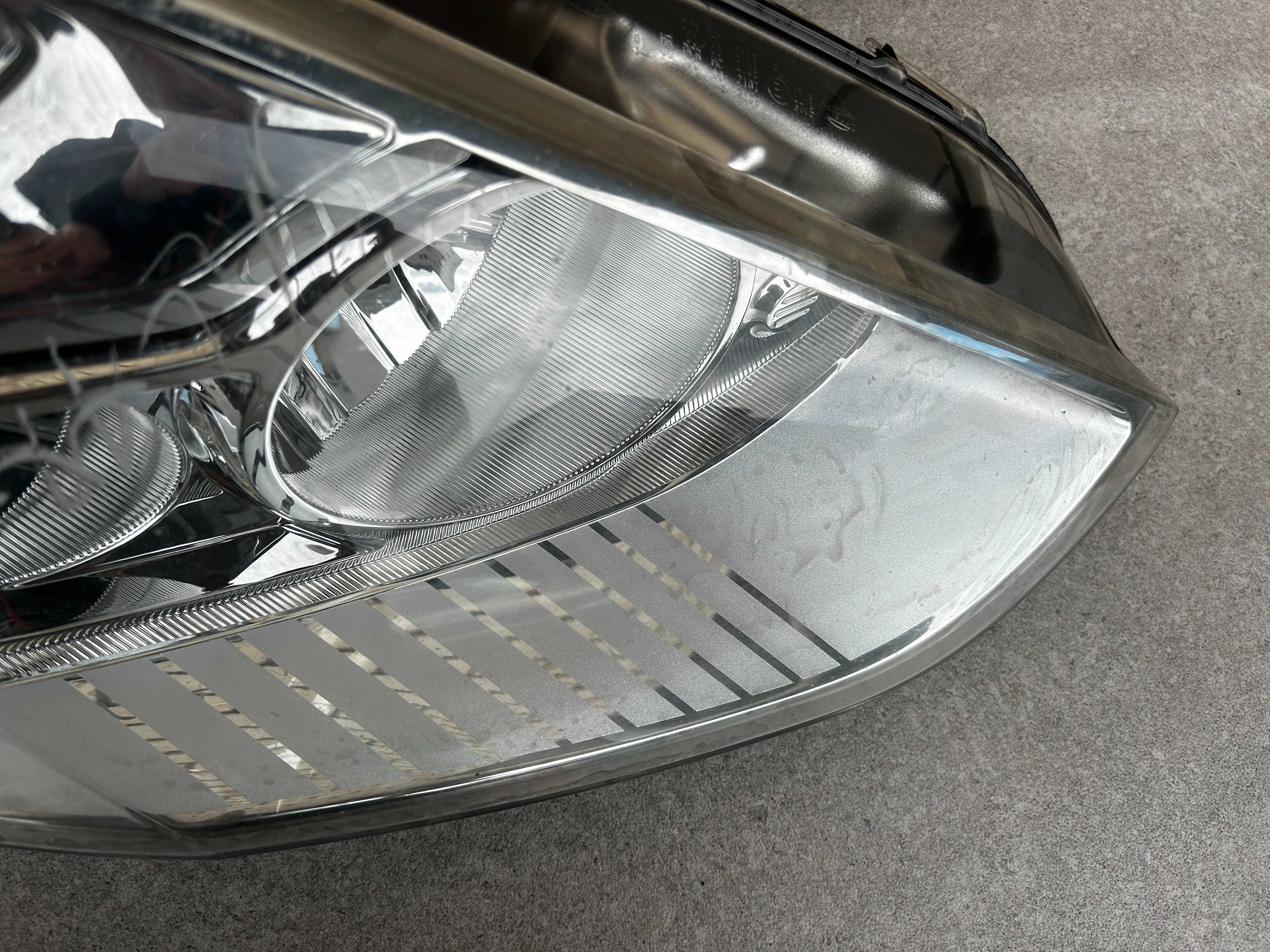 права фара Ford Galaxy 2006-2015 Є дефект в одному кріпленні