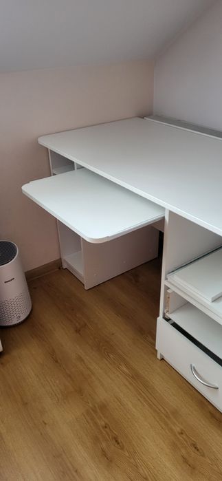 Biurko białe niewielkich rozmiarów