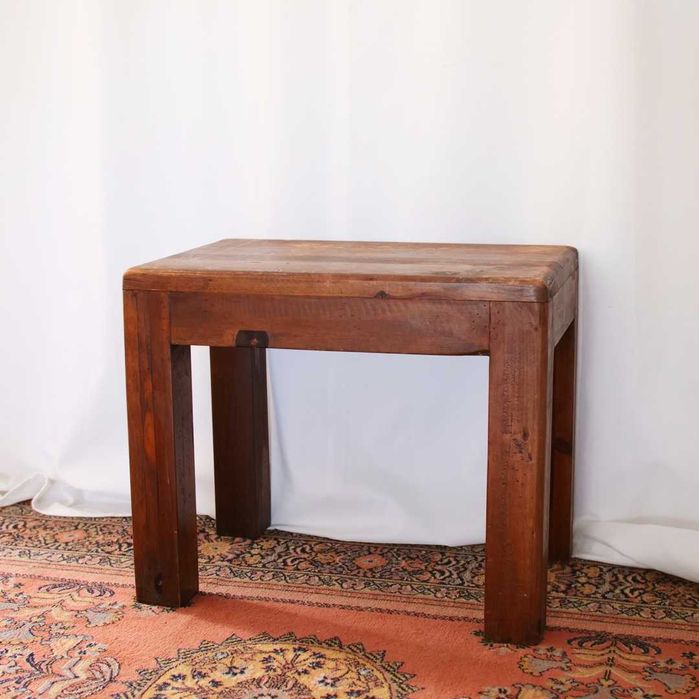 Mesa pequena rústica em madeira lisa
