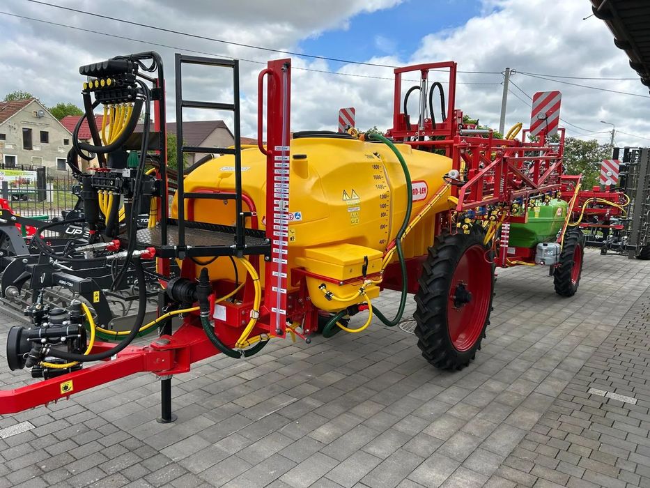 TAD-LEN  Opryskiwacz TAD-LEN z hydraulicznie rozkładaną belką