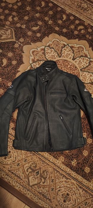 Czarna kurtka skórzana, motocyklowa