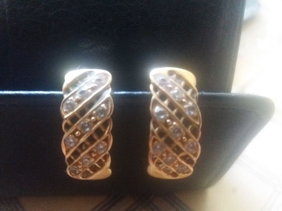 Продам золотые серьги.