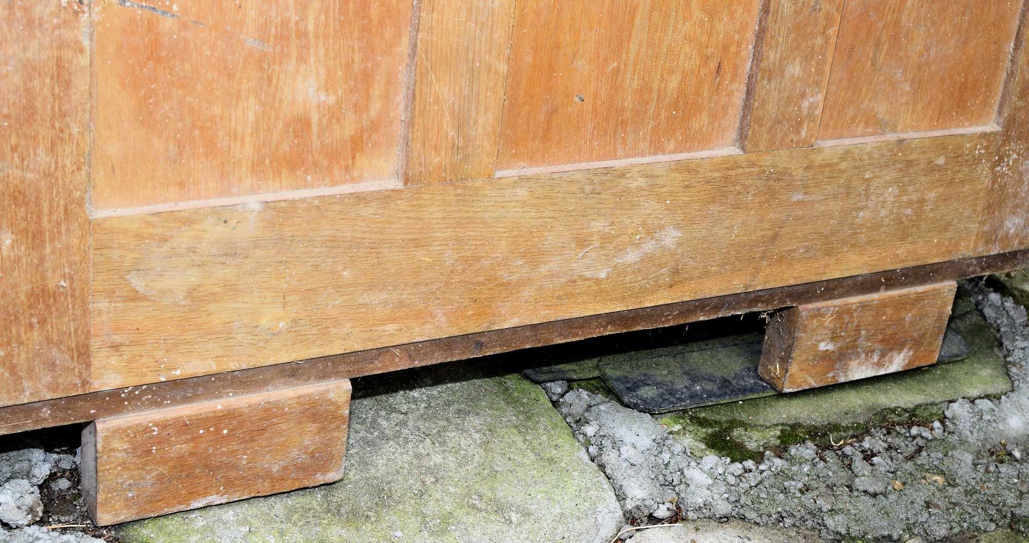 Bardzo stare drewniane łóżko meble dom pokój antyk